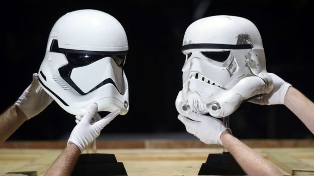 Dua helm Stormtrooper juga akan dilelang.