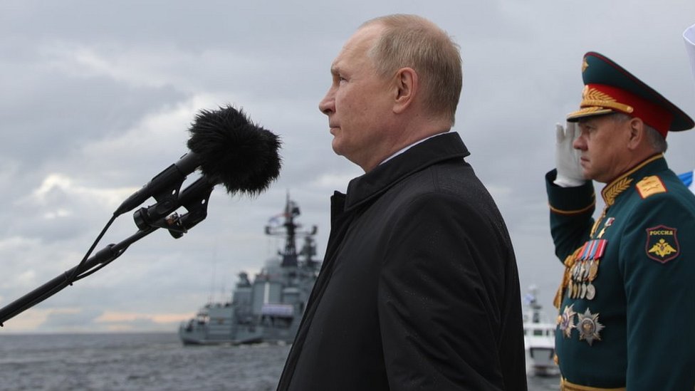 El presidente Putin y el ministro de Defensa, Sergei Shoigu (der.) pasan revista a los buques de guerra en San Petersburgo, 31 de julio de 2022