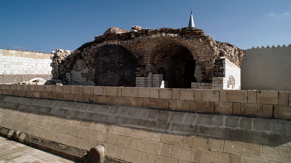 布沙爾在凱特貝城堡的防禦工事上發現了羅塞塔石碑，其歷史可以追溯到15世紀