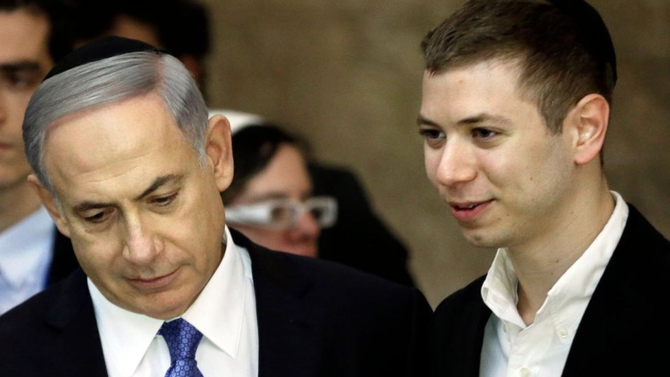 Yair (kanan) dan ayahnya PM Israel Benjamin Netanyahu.
