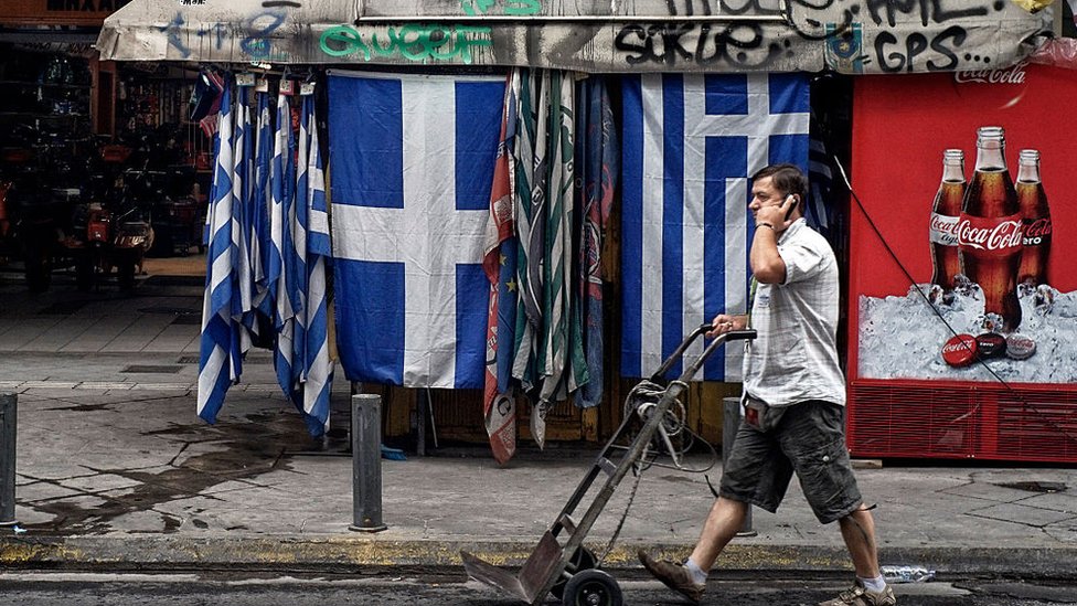 En 2010 el gobierno griego les propuso a sus acreedores internacionales un plan de recortes que incluía una fuerte subida de impuestos y recortes de pensiones para asegurar un rescate financiero.