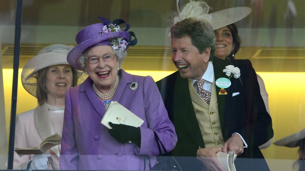 Kraljica Elizabeta Druga i Džon Voren navijaju za njenog konja na trci za osvajanje Zlatnog kupa na Dan žena, 20. juna 2013. u Engleskoj