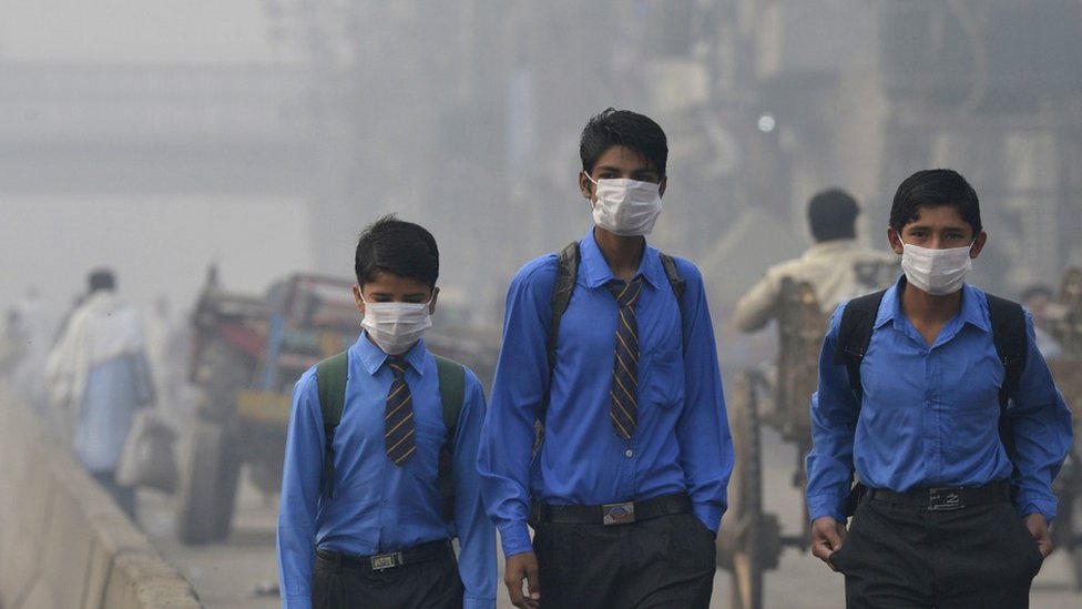 Pakistan pollution: Teens fight to save Lahore from toxic air