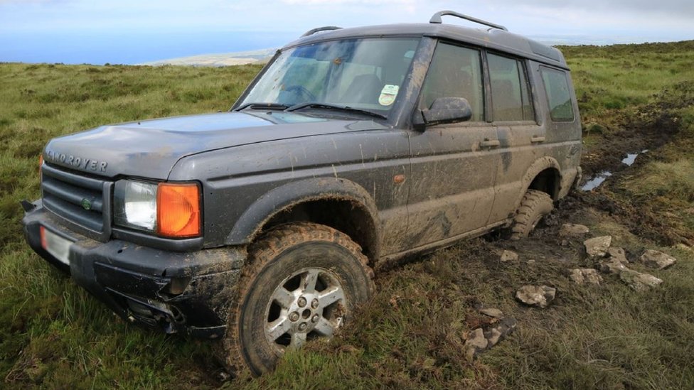 Land Rover застрял в колее на пустоши