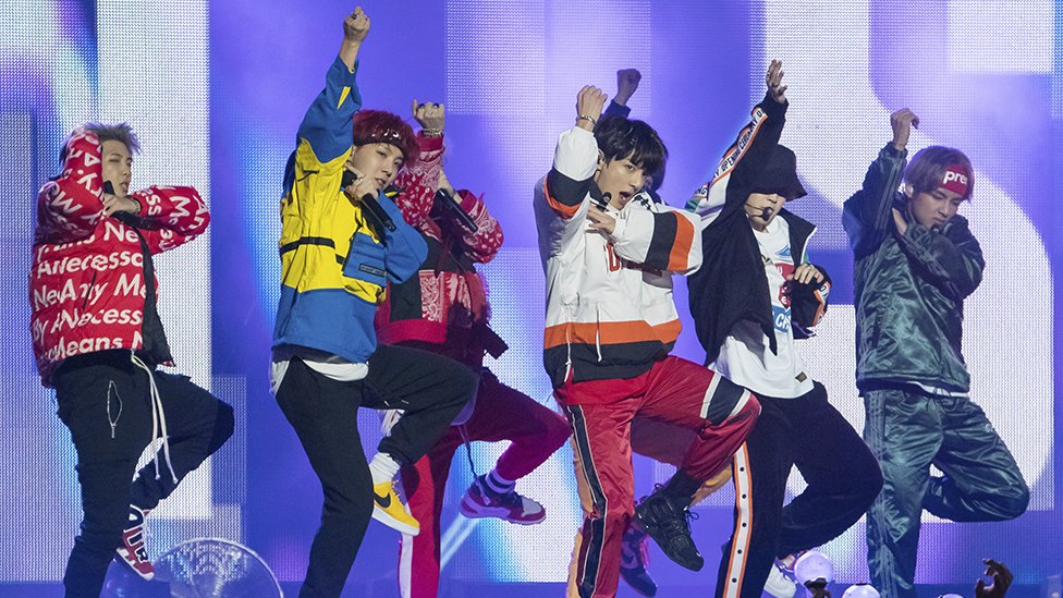 K-pop группа BTS выступает