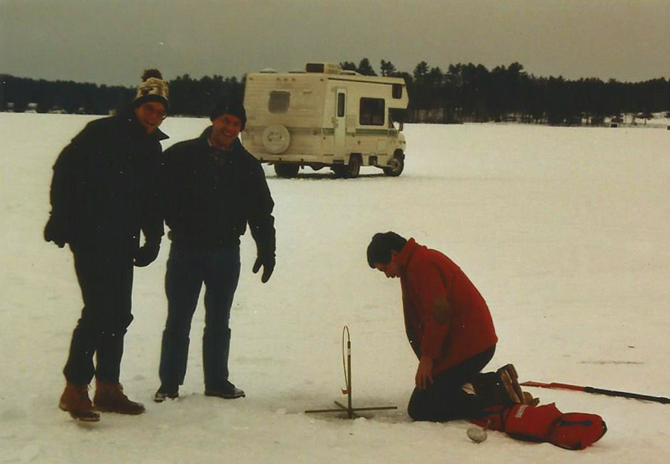 Eddie disfrutaba de la pesca con amigos en Nuevo Hampshire. Pesca en el hielo en Nuevo Hampshire