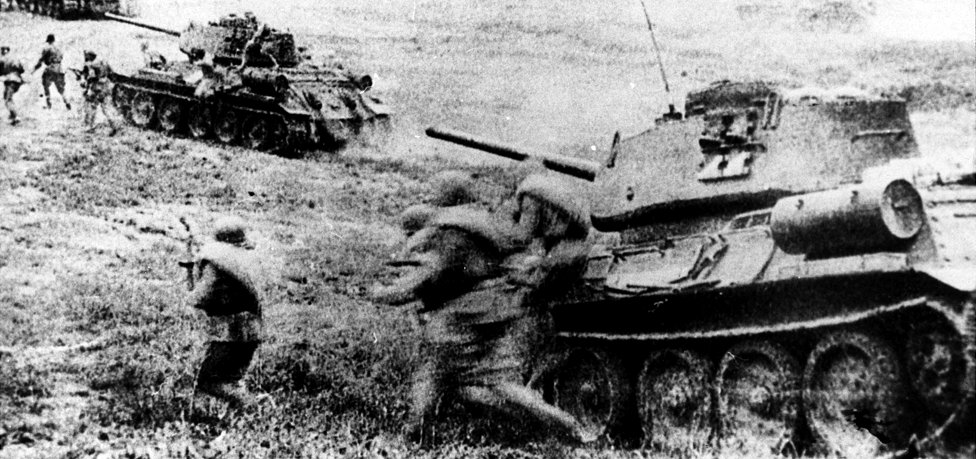 Soldados soviéticos adentrándose en la batalla de Kursk con tanques T.34