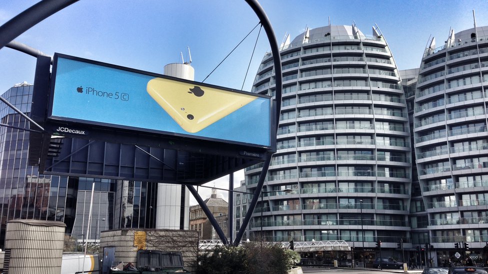 Электронный рекламный щит на лондонской кольцевой развязке на Олд-Стрит