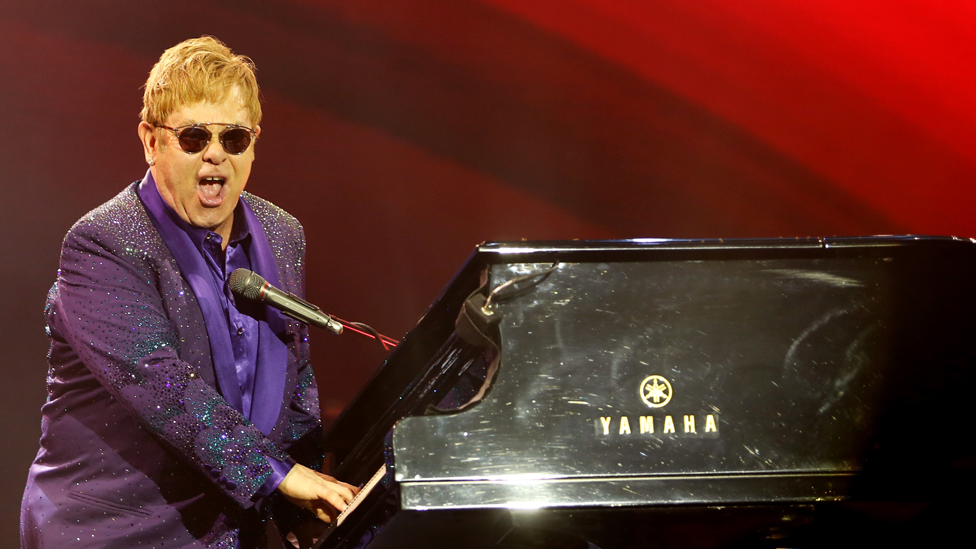 La compañía ha organizado conciertos privados con el británico Elton John. Elton John