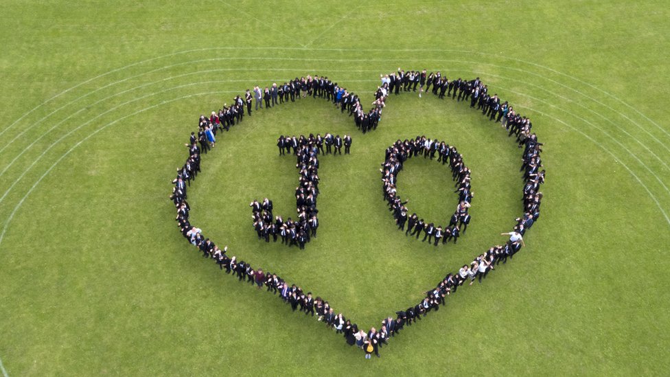 Ученики школы Cockshut Hill в Бирмингеме образуют человеческую цепь в форме сердца и произносят по буквам слова «Jo», чтобы отметить выходные в честь Великого собрания, посвященные памяти депутата Джо Кокса.
