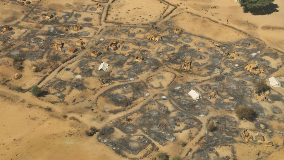 مستوطنة محترقة في غرب دارفور - 2008
