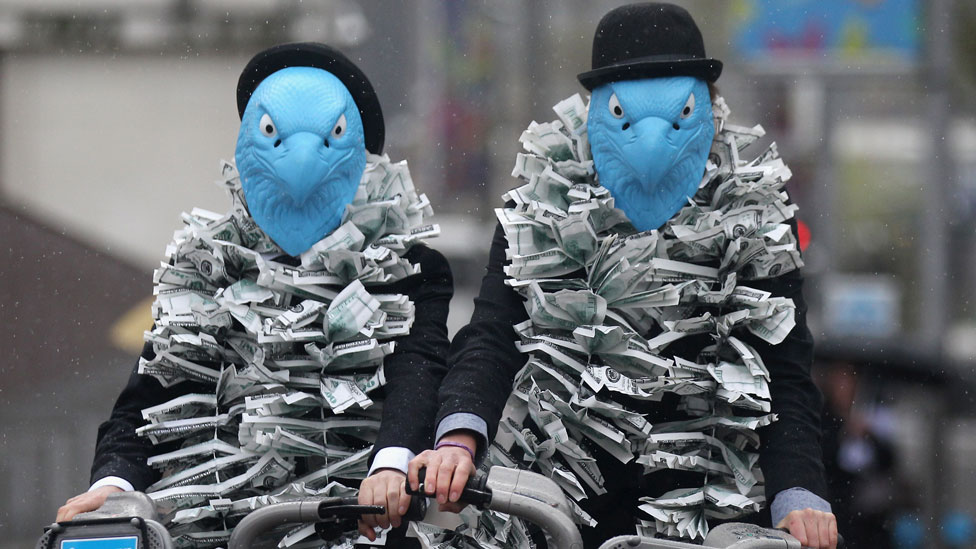 manifestantes disfrazados en 2012