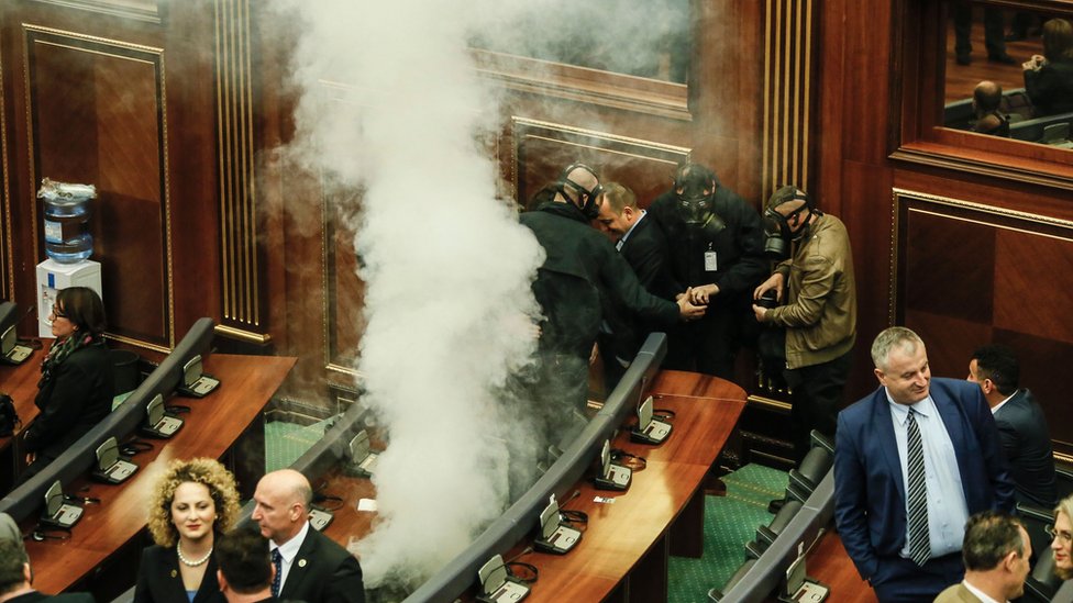 Оппозиционные депутаты выпустили устройство со слезоточивым газом в парламенте Косово в Приштине (10 марта)