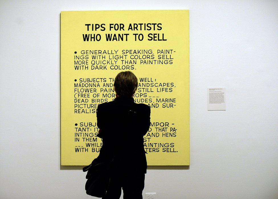 Посетитель смотрит на советы Балдессари для художников, которые хотят продавать