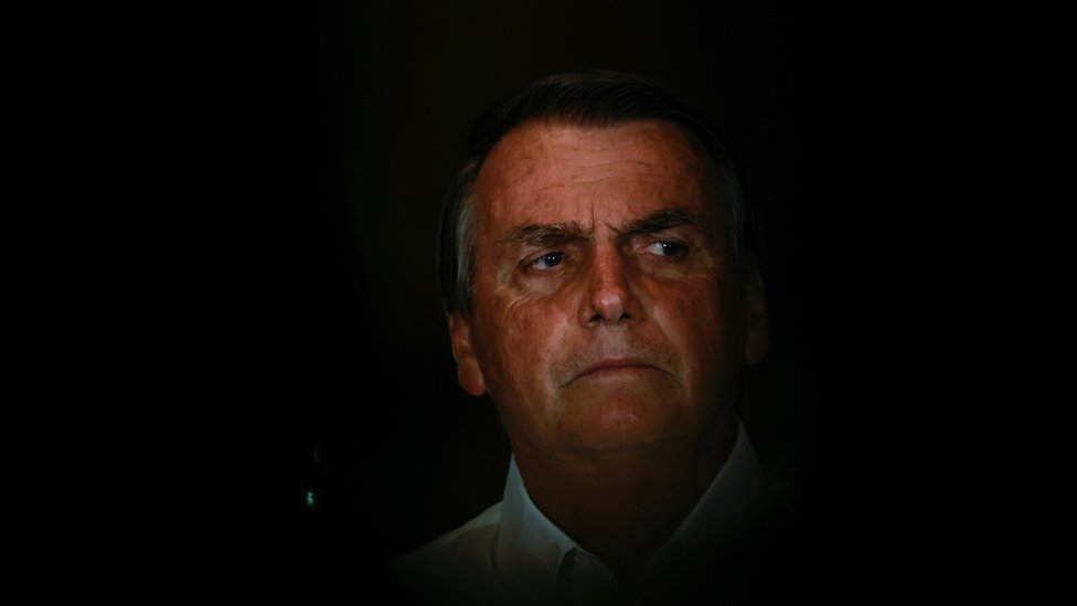 Bolsonaro, um homem idoso de cabelo castanho e branco com sobrancelhas franzidas