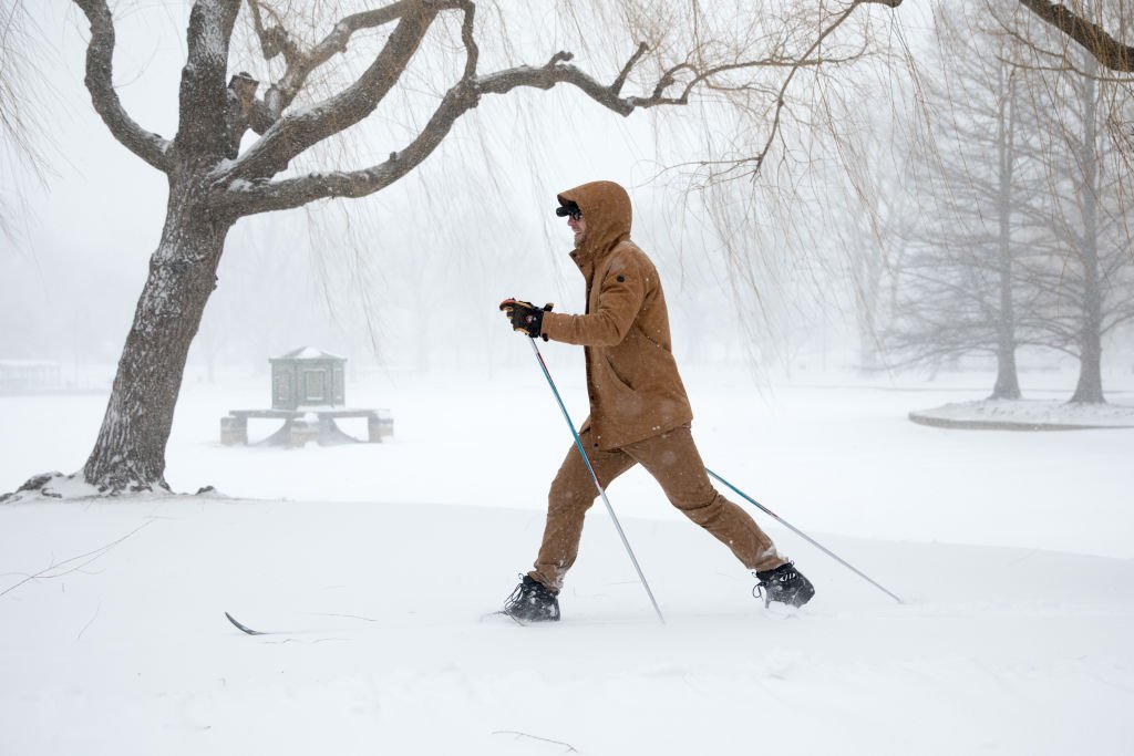 Un hombre camina en medio de la nieve en Boston.