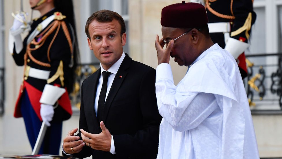 Macron hablando con un dirigente africano
