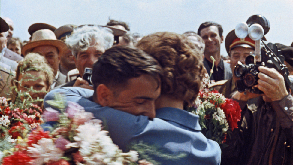 Bykovsky es abrazado por Tereshkova ante una multitud de fotógrafos luego de finalizar el viaje espacial con el Vostok 5 en 1963