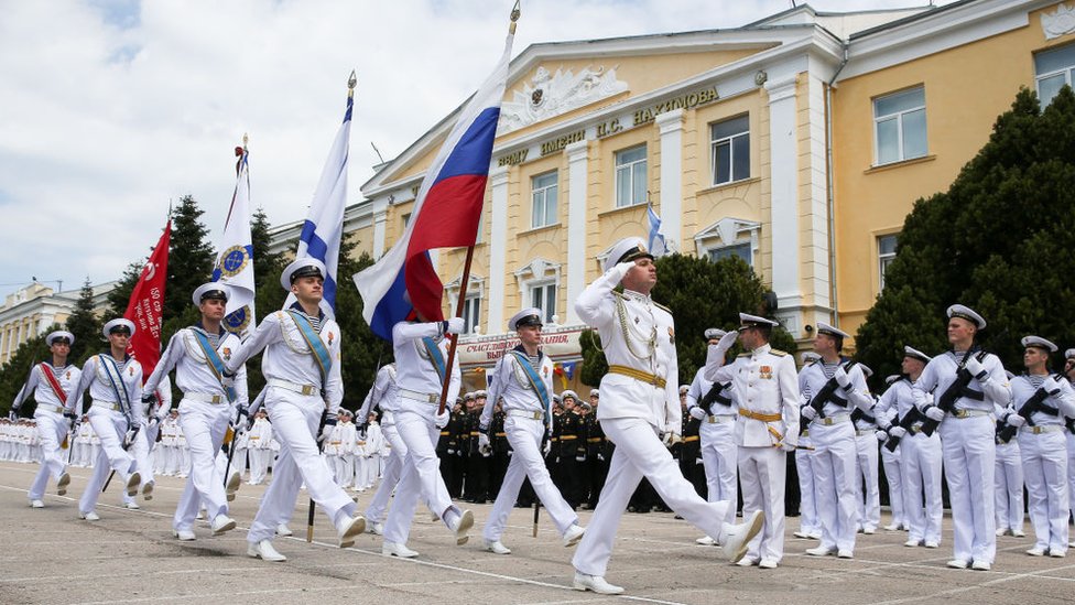 Passeata com bandeira da Rússia na Crimeia