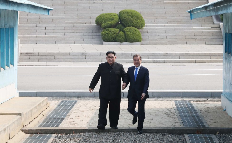 Moon y Kim cruzan hacia Corea del Sur. Moon y Kim cruzan hacia Corea del Sur.