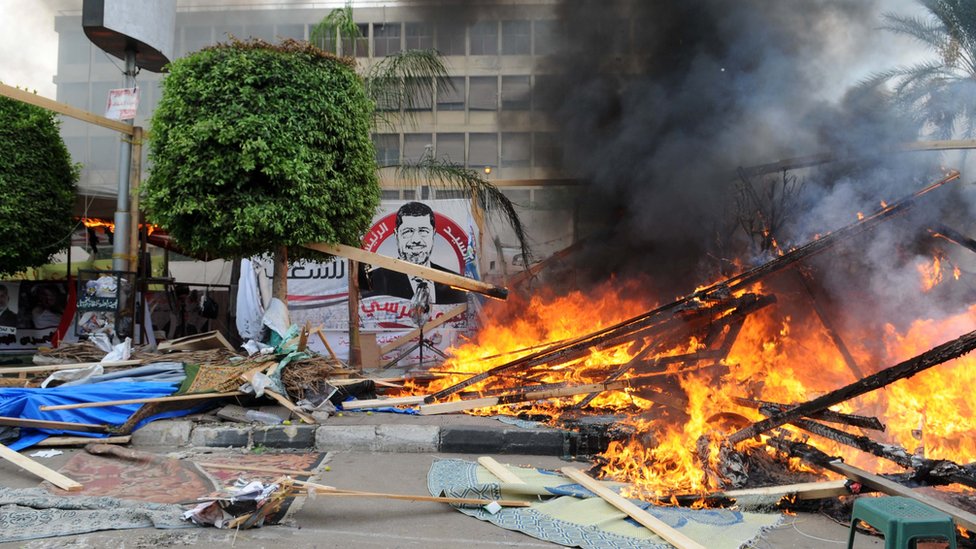 Nahda Meydanı'nda Mursi yanlılarının oturma eylemi dağıtıldıktan sonra ortaya çıkan manzara