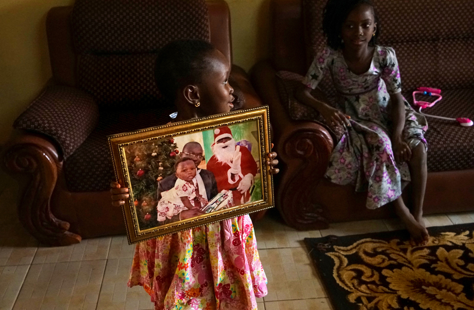 Девушка держит фотографию с Дедом Морозом