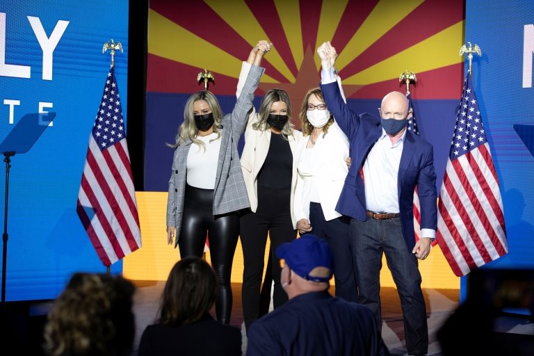 Mark Kelly celebrando su victoria como senador del estado de Arizona.