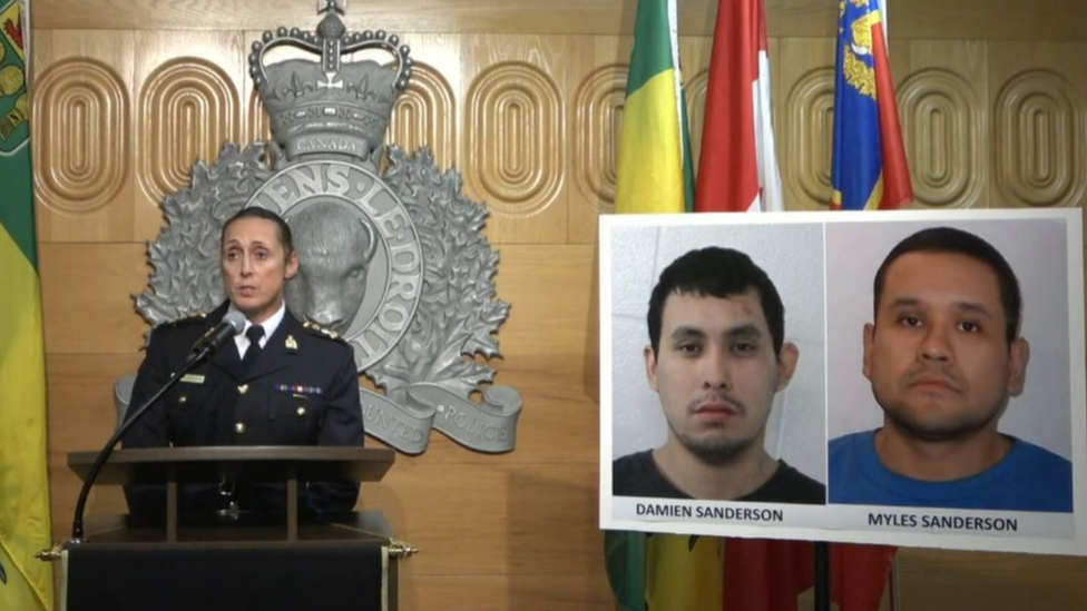 Las fotos de los sospechosos se muestran (derecha) en una conferencia de la policía canadiense.