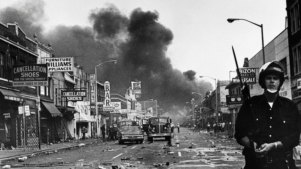 Dormíamos debajo de la mesa por miedo a las explosiones y los disparos”:  cómo un niño se salvó de los disturbios raciales que estremecieron Detroit  hace medio siglo - BBC News Mundo