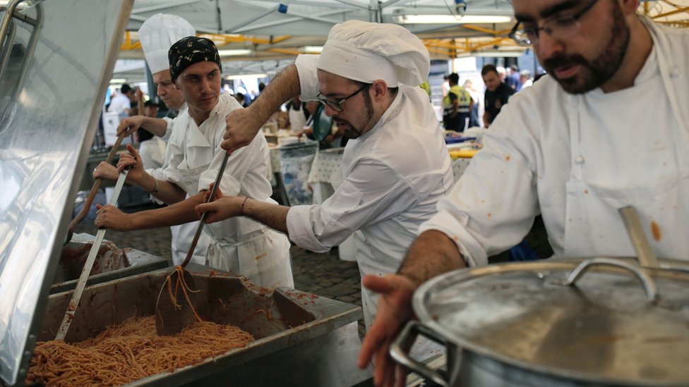 Torino'da aşçılar spagetti pişiriyor.