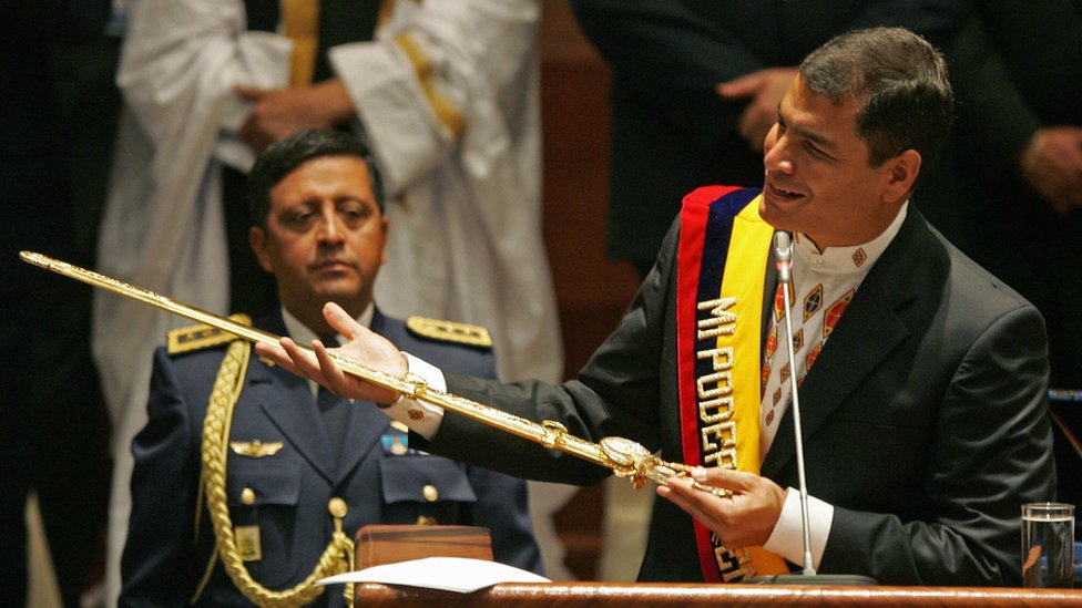 El mandatario tomó posesión el 15 de enero de 2007. En esta foto aparece con una réplica de la espada de Simón Bolívar que le regaló el fallecido expresidente de Venezuela, Hugo Chávez. Correa