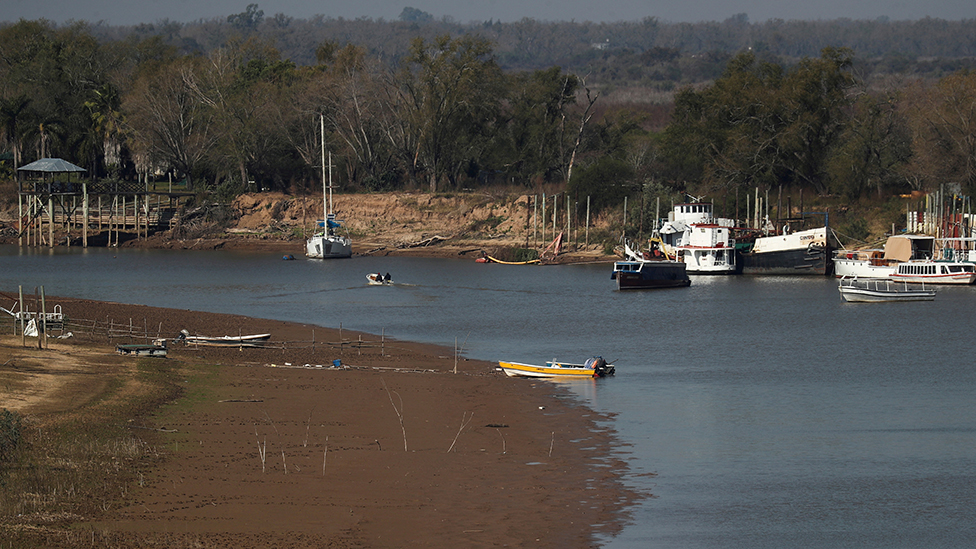 An image of aground boats in the Paraná in Rosario