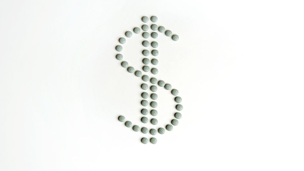 Símbolo de dólar hecho con pastillas.