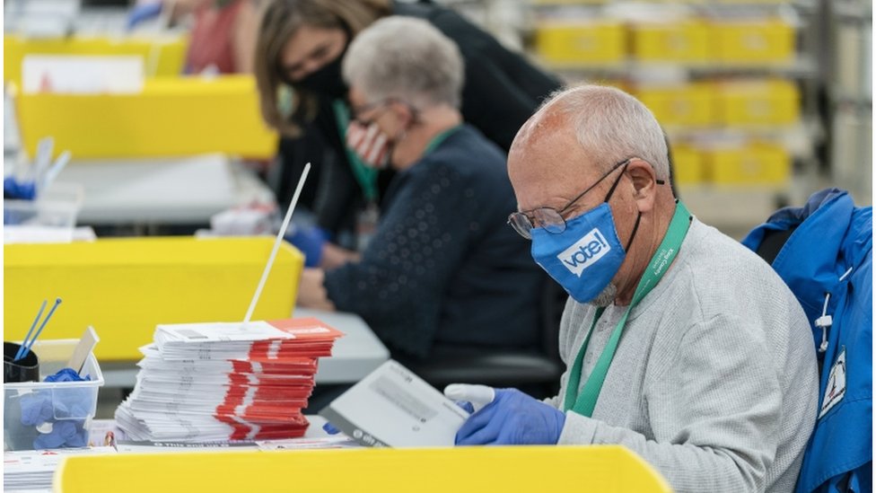 Funcionario conta votos en Renton, Washington, el dia 3 de noviembre de 2020