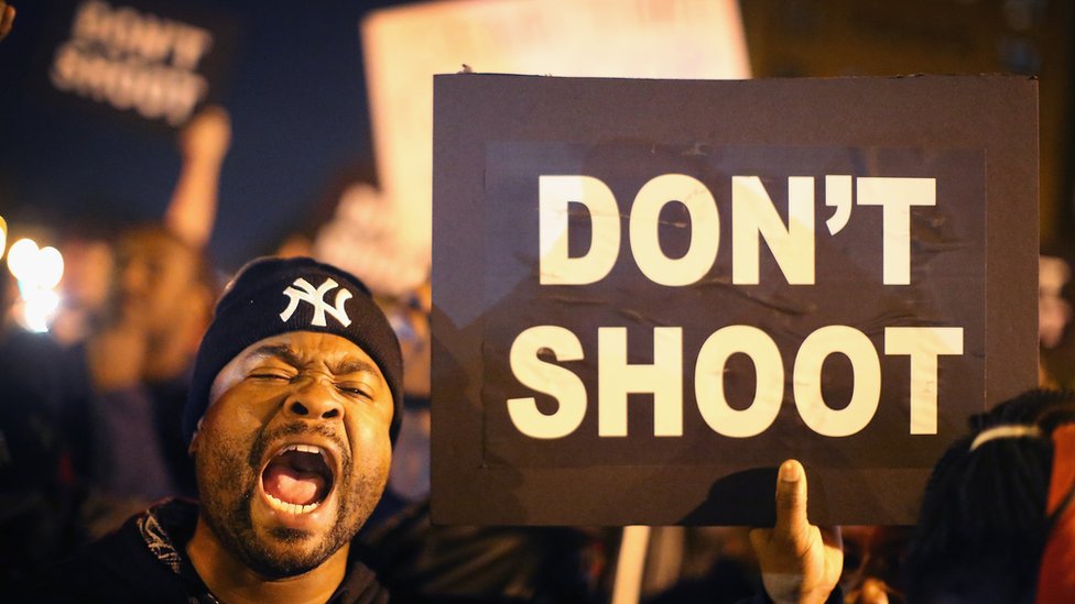 Демонстранты маршируют по улицам в знак протеста против убийства 8 октября 18-летнего Вондеррита Майерса младшего сотрудником полиции Сент-Луиса 9 октября 2014 года в Сент-Луисе, штат Миссури.