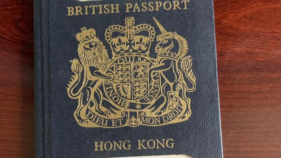 這是當年香港人的舊版英國護照，黎愛薇一直保住至今。