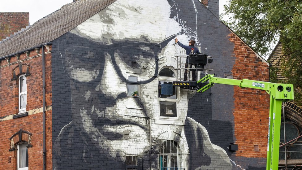 Leeds United Marcelo Bielsa mural unveiled in city - BBC News