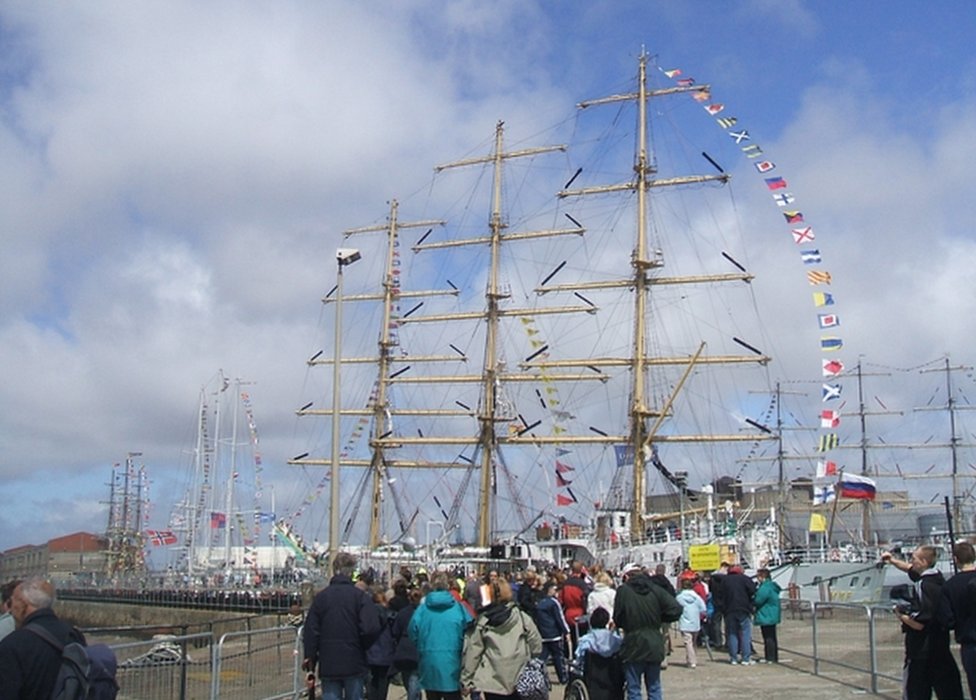 посетители парусных кораблей в Ливерпуле