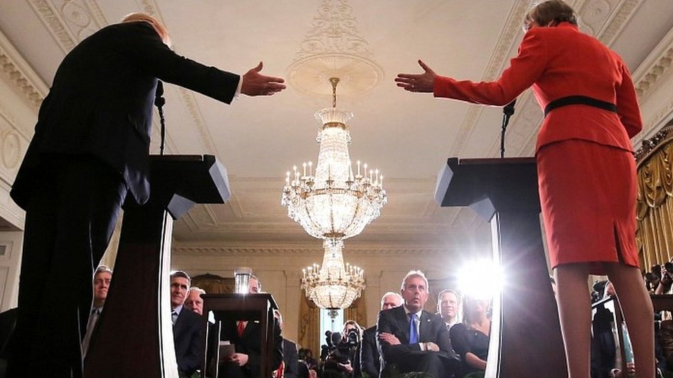 Сэр Ким Дэрроч наблюдает за пресс-конференцией 2017 года в Белом доме