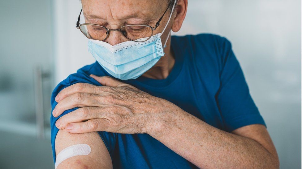 لقاح فيروس كورونا: ألم الذراع والصداع من آثاره الجانبية الأكثر شيوعا 1 شخص تلقى اللقاح.