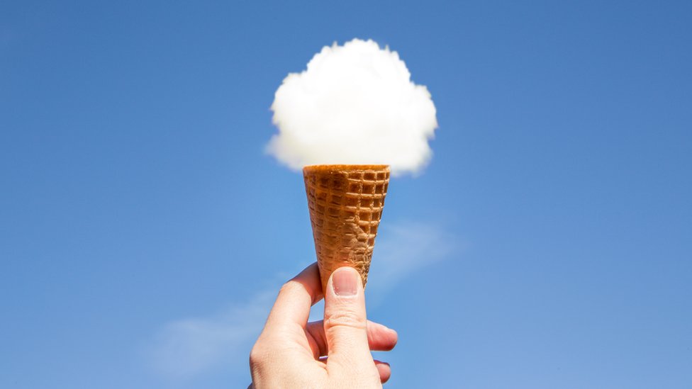 Casquinha com bola de sorvete em forma de nuvem