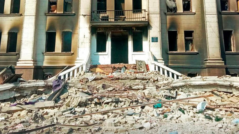 Vista general de los restos del teatro que fue alcanzado por una bomba cuando cientos de personas se refugiaban en el interior, en medio de la invasión rusa en curso, en Mariupol, Ucrania, en esta foto del folleto publicada el 18 de marzo de 2022