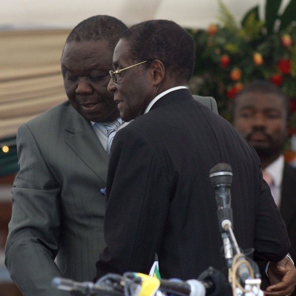 Морган Цвангираи уходит после того, как был приведен к присяге президентом Робертом Мугабе