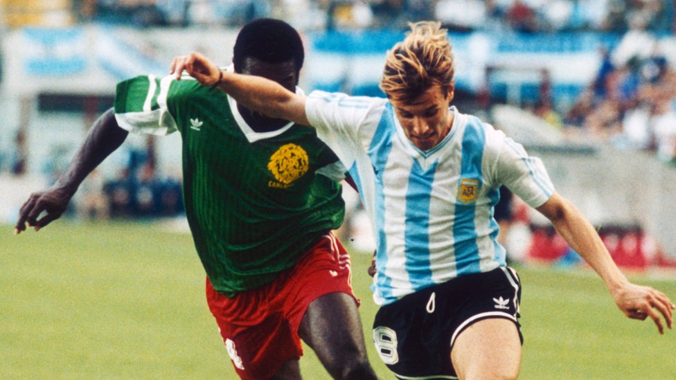 Massing estuvo controlando de cerca al argentino Caniggia durante todo el partido. Benjaming Massing y Claudio Caniggia