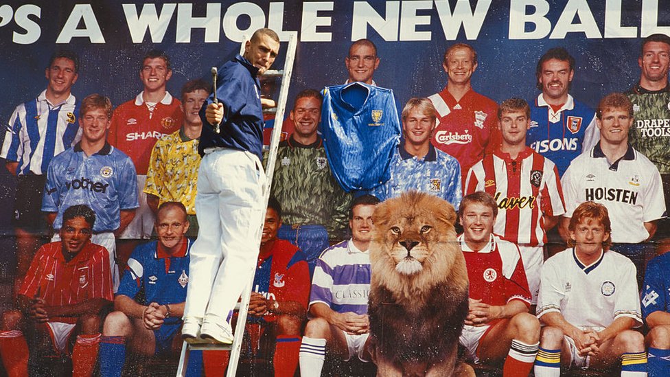 Vinnie Jone frente a una promoción de la Liga Premier en 1992.