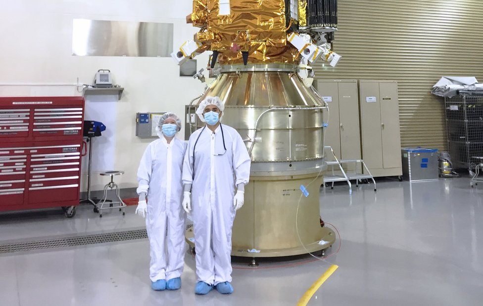 Mientas Pham cosía ropa para vender, se hacía tiempo para estudiar una vez por semana ingeniería. Foto: NASA/JPL-CALTECH Foto: NASA/JPL-CALTECH