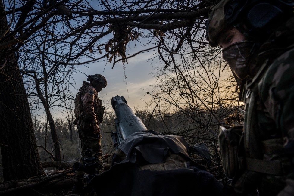 烏克蘭士兵在頓涅茨克州西維爾斯克方向凖備火炮射擊