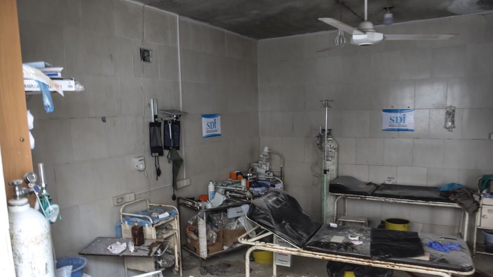 Oštećena medicinska oprema nakon što su ruski ratni avioni pogodili stambena naselja u Idlibu
