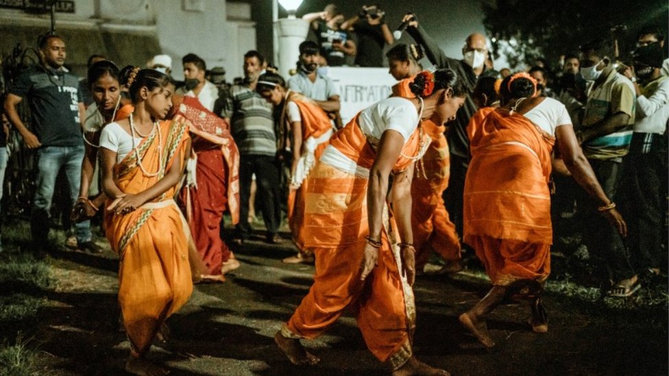 Протестующие исполняют традиционные танцы