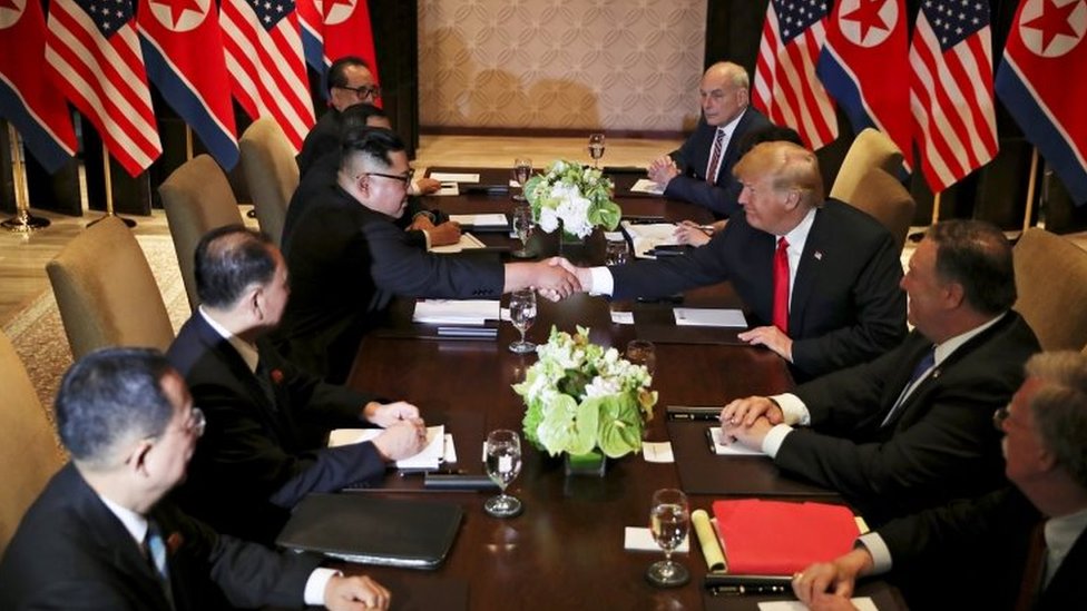 Después de la reunión privada entre Kim y Trump, ambos mandatarios se sentaron en una mesa con altos funcionarios de ambos países. Una mesa entre funcionarios de EE.UU. y Corea del Norte